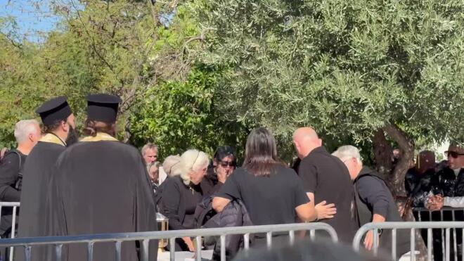 «Λύγισαν» η μάνα και οι αδελφές του Γιώργου Μαζωνάκη πάνω από το μνήμα του
