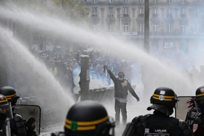Οι Γάλλοι διαμαρτύρονται για την επιδείνωση των συνθηκών διαβίωσής τους - AP Images