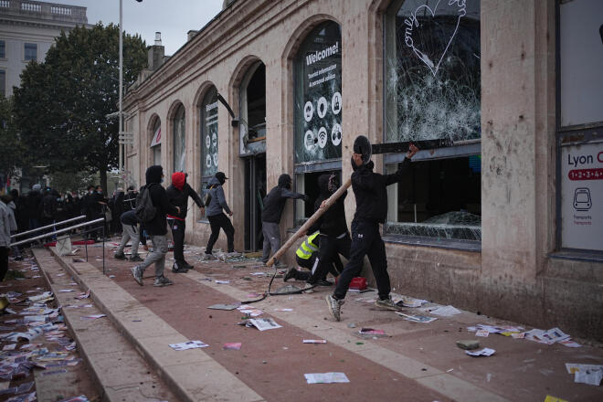 Αρκετοί από τους διαδηλωτές στη Γαλλία πραγματοποίησαν λεηλασίες σε καταστήματα - AP Images