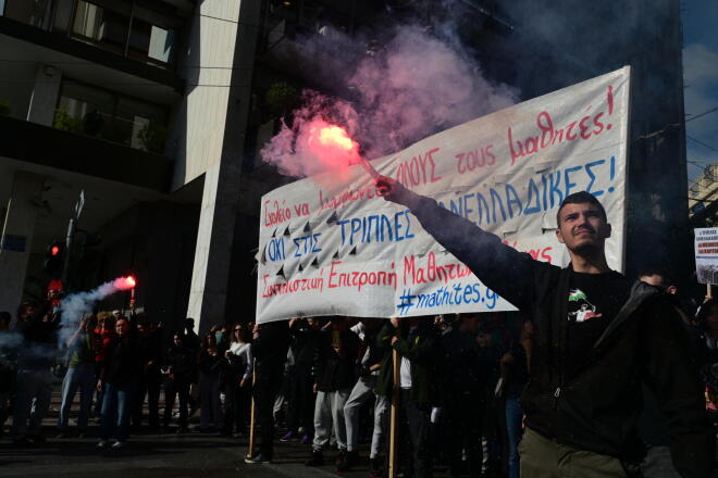 Εκπαιδευτικοί, φοιτητές και μαθητές ζητούν μεταξύ άλλων προσλήψεις εκπαιδευτικών, ελέγχους των σχολικών κτιρίων, λιγότεροι μαθητές ανά τμήμα - φωτογραφία αρχείου Eurokinissi