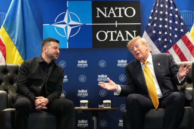 Ο Ντόναλντ Τραμπ εξαπέλυσε νέα επίθεση εναντίον του Βολοντίμιρ Ζελένσκι, δηλώνοντας ότι ίσως ήρθε η ώρα να αρχίσει να διαπραγματεύεται με άλλους - AP Images