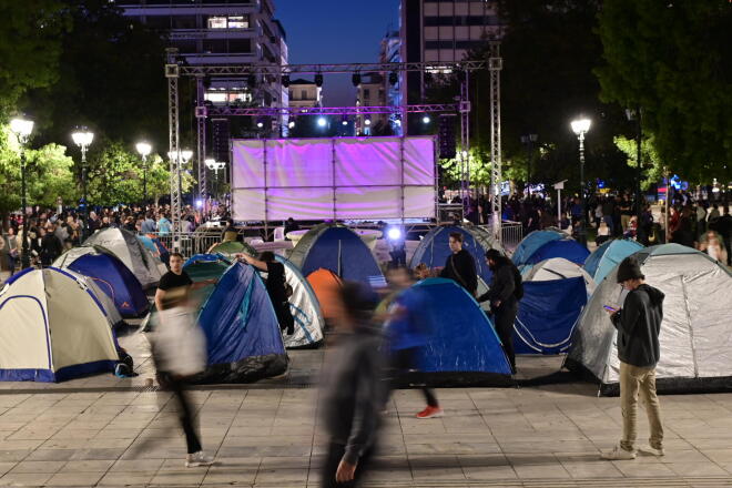 Φοιτητές έστησαν την Τρίτη το βράδυ σκηνές στην πλατεία Συντάγματος