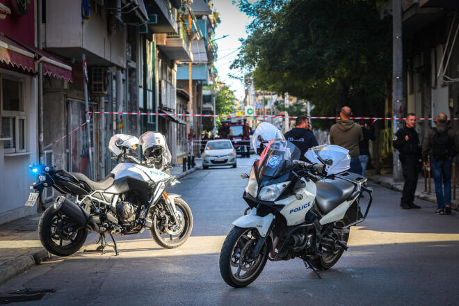 Ο ένας αστυνομικός τραυματίστηκε πιο σοβαρά και υποβλήθηκε σε χειρουργική επέμβαση
