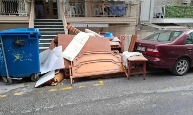 Θεσσαλονίκη: Βαρύ πρόστιμο 3.000 € σε πολίτη που πέταξε έπιπλα στον δρόμο