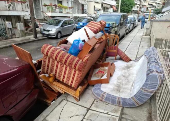 Θεσσαλονίκη: Πρόστιμο 3.000 ευρώ σε πολίτη που πέταξε έπιπλα στον δρόμο