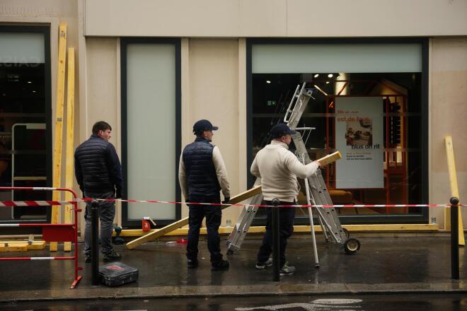 Καταστηματάρχες παίρνουν μέτρα στο Παρίσι για να προφυλλάξουν τις επιχειρήσεις τους από τυχόν επεισόδια