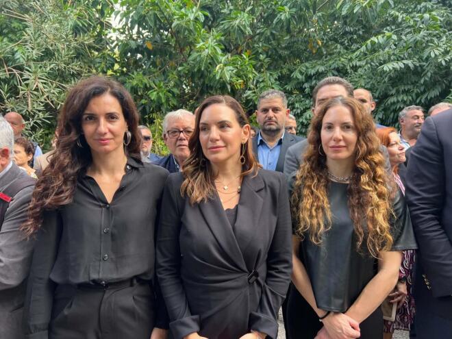 Οι τρεις κόρες του Γιάννη Κεφαλογιάννη στα αποκαλυπτήρια της προτομής του