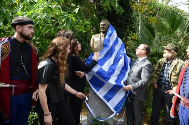 Οι τρεις κόρες του Γιάννη Κεφαλογιάννη στα αποκαλυπτήρια της προτομής του