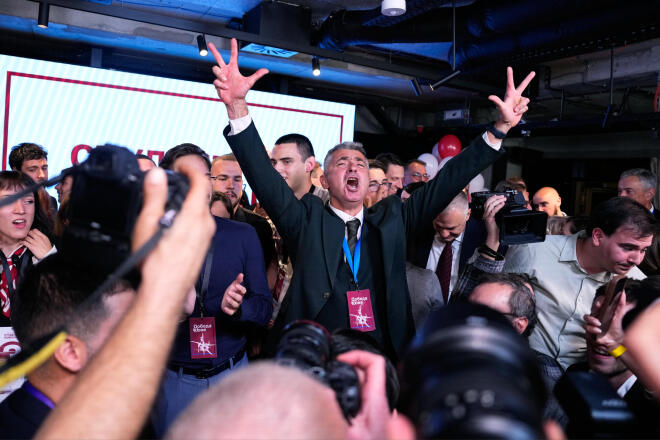 Το κίνημα αναδείχθηκε μέσα από τις διαδηλώσεις διαμαρτυρίας μετά την κατάρρευση στεγάστρου σε σιδηροδρομικό σταθμό στο Νόβι Σαντ