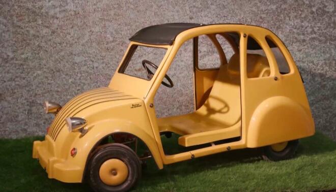 Η ρέπλικα του Citroën 2CV που έφερε η Εμμανουέλα στο Cash or Trash
