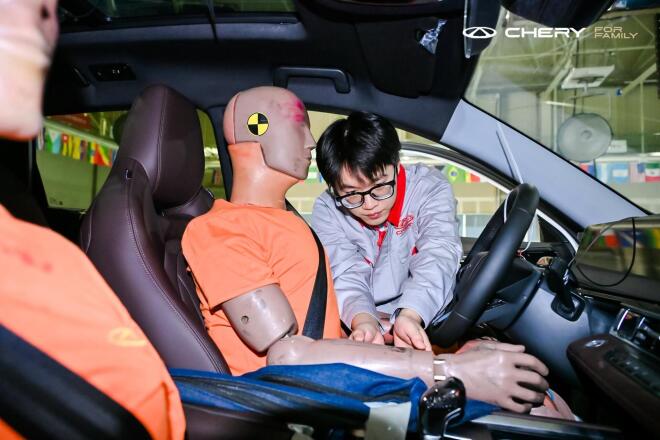 Εντυπωσιακό crash test του Chery Tiggo 7 με φορτηγό