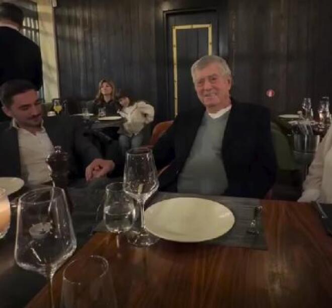 O Mίμης Στεφανίδης κρατάει το χέρι του Νικόλα