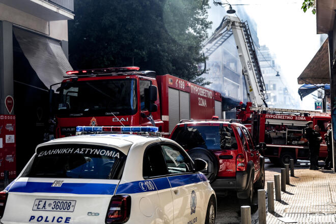 Φωτιά σε κατάστημα ηλεκτρονικών ειδών στην Ομόνοια