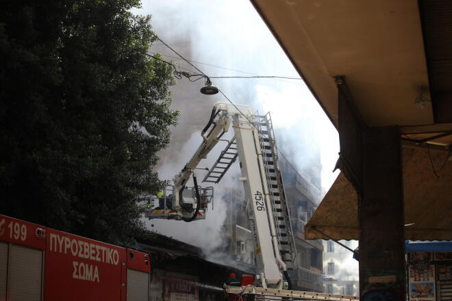 Φωτιά σε κατάστημα ηλεκτρονικών ειδών στην Ομόνοια