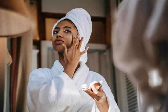 Γλυκολικό οξύ: Το skincare συστατικό που αλλάζει την περιποίηση των μαλλιών