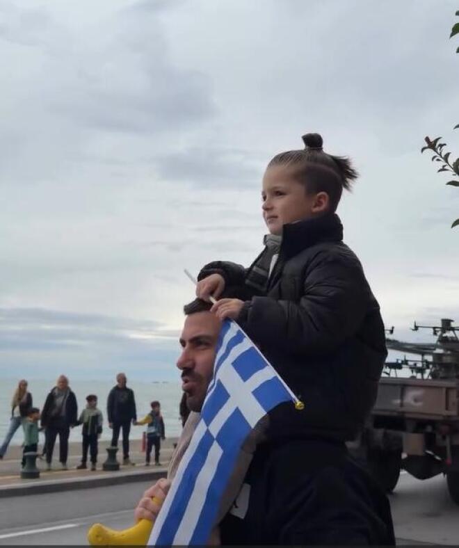 Ιωάννα Τούνη: Ο γιος της, Πάρης, αγκαλιά με τον σύντροφό της στην παρέλαση