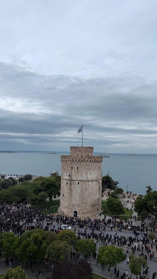 Ιωάννα Τούνη: Ο γιος της, Πάρης, αγκαλιά με τον σύντροφό της στην παρέλαση