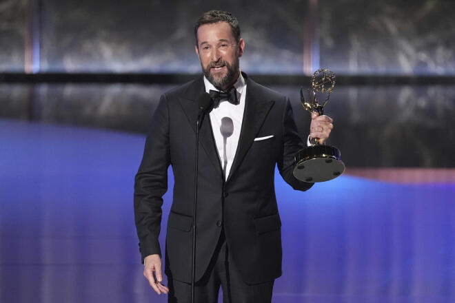 Νόα Γουάιλ με το βραβείο Emmy τον Σεπτέμβριο του 2025/ AP Photo/Chris Pizzello