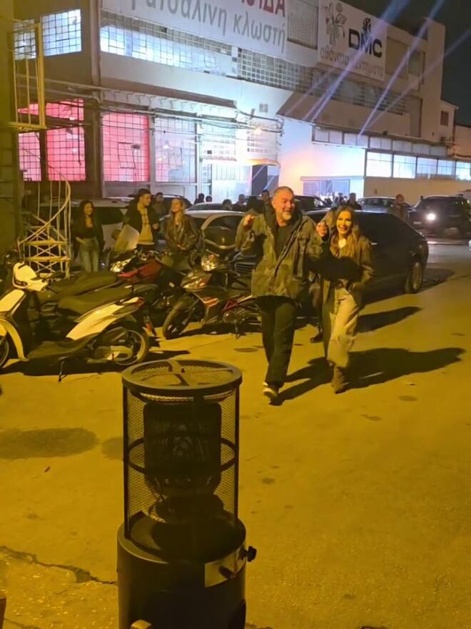 Mπισμπίκης - Βανδή: H έκπληξη για τα γενέθλιά του έξω από το θέατρο/ instagram