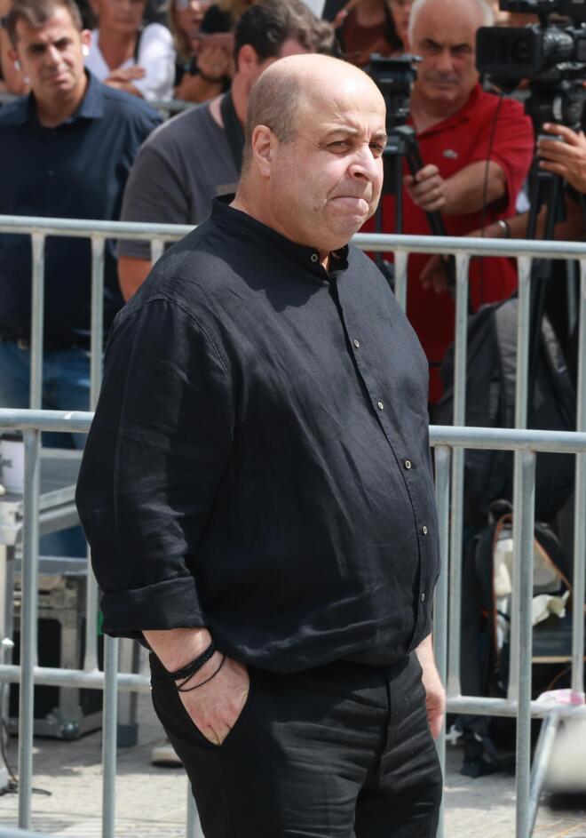 Ο Μάρκος Σεφερλής στην κηδεία του Γιώργου Μαζωνάκη