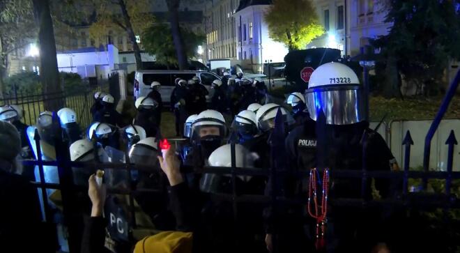 Πολιτική κρίση στην Πολωνία: Αστυνομία έξω από το Συνταγματικό Δικαστήριο