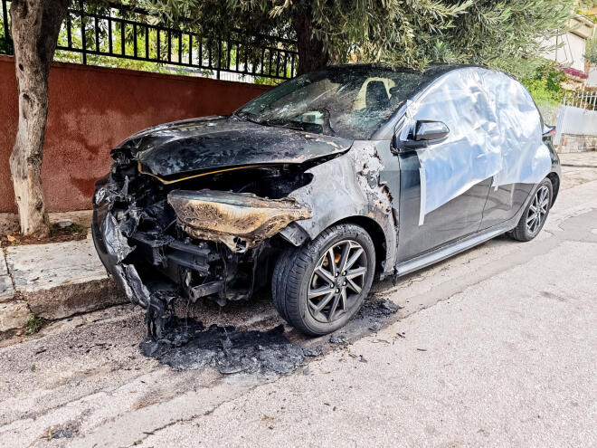 Φωτιά σε όχημα στη Γλυφάδα