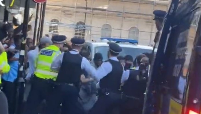 Λονδίνο: Πρόσκληση Για Πλιάτσικο Σε Κατάστημα Μέσω ΤikTok