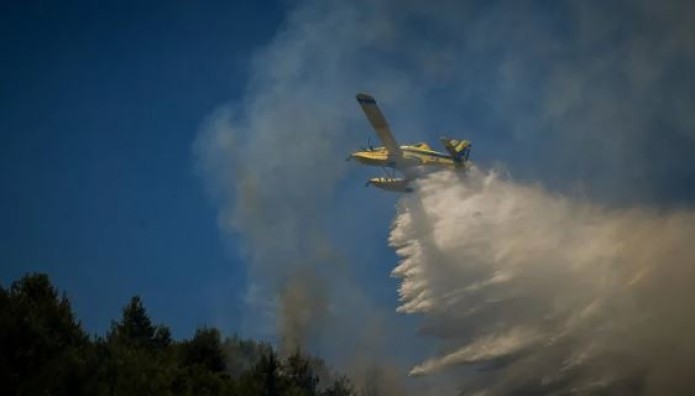 Φωτιά στον Ασπρόπυργο - Επιχειρούν εναέρια μέσα