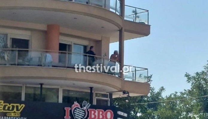 Θεσσαλονίκη: Άνδρας Με Καραμπίνα Βγήκε Σε Μπαλκόνι
