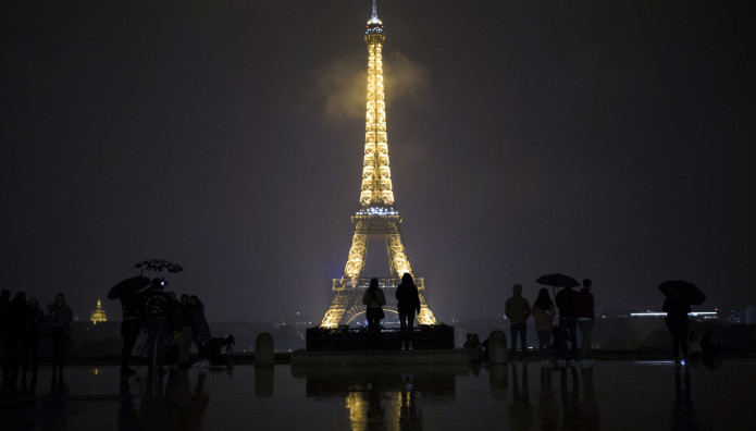 Πύργος Του Άιφελ: Μεθυσμένοι Τουρίστες Κοιμήθηκαν Εκεί