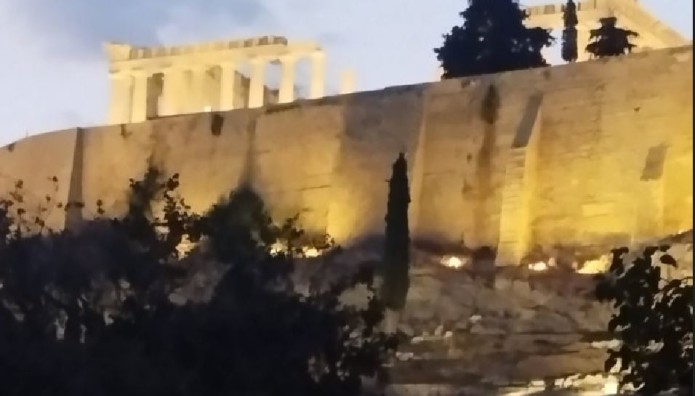 Η Πιο Ομορφη Βόλτα Σε Μια Άδεια Αθήνα!