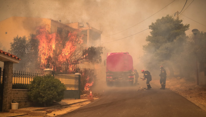Κόλαση φωτιάς στη Φυλή