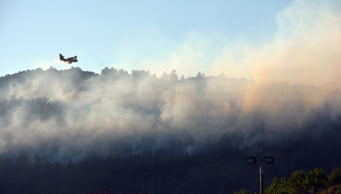 Φωτιά στη Νεάπολη Λακωνίας - Σηκώθηκαν εναέρια μέσα