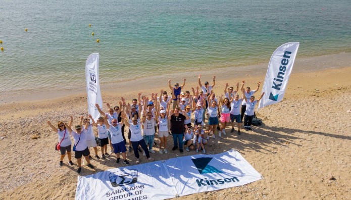 Οι εργαζόμενοι του Σαρακάκη καθάρισαν την παραλία Βάρκιζας