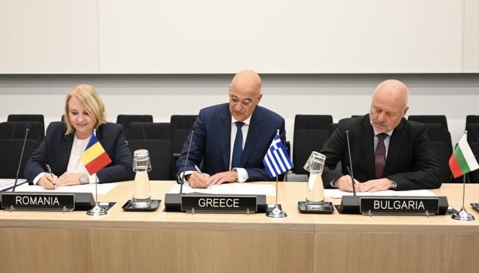 Δένδιας υπογραφή συμφωνίας με Βουλγαρία, Ρουμανία