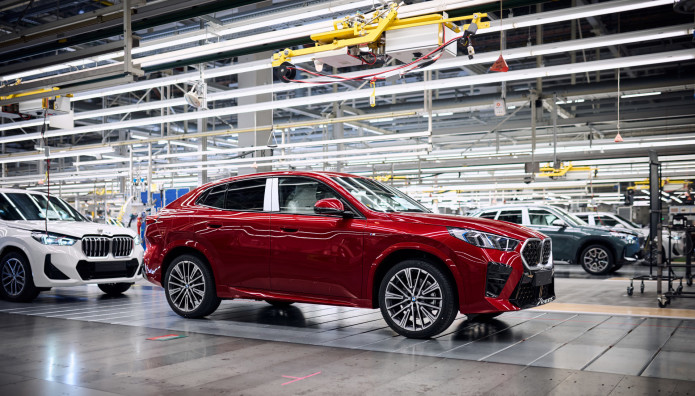 Η νέα BMW X2 βγαίνει για πρώτη φορά από τη γραμμή συναρμολόγησης