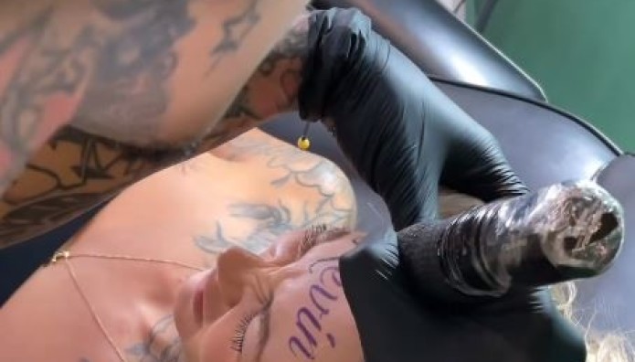 Χτύπησε Τατουάζ Στο Κούτελο Το Όνομα Του Συντρόφου Της