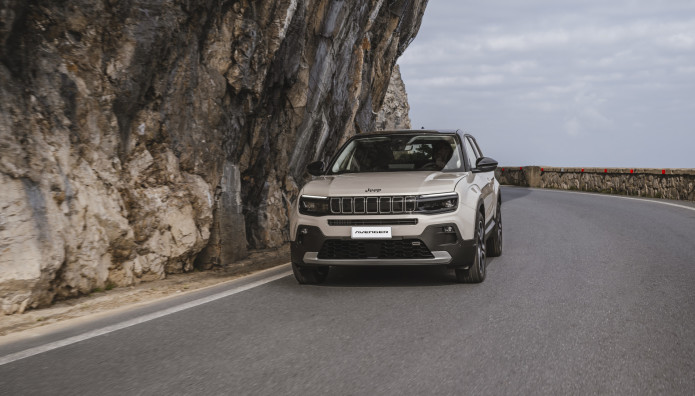 Το νέο Jeep Avenger e-Hybrid κάνει και...μασάζ