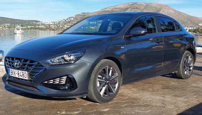 Δοκιμάζουμε το ανανεωμένο Hyundai i30 Fastback 1,5 48V Hybrid