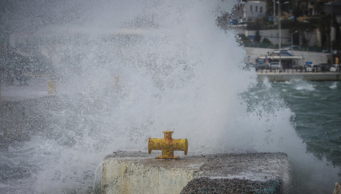 Αίγινα: Πλοίο «πάλευε» με τα κύματα για μία ώρα μέχρι να δέσει στο λιμάνι