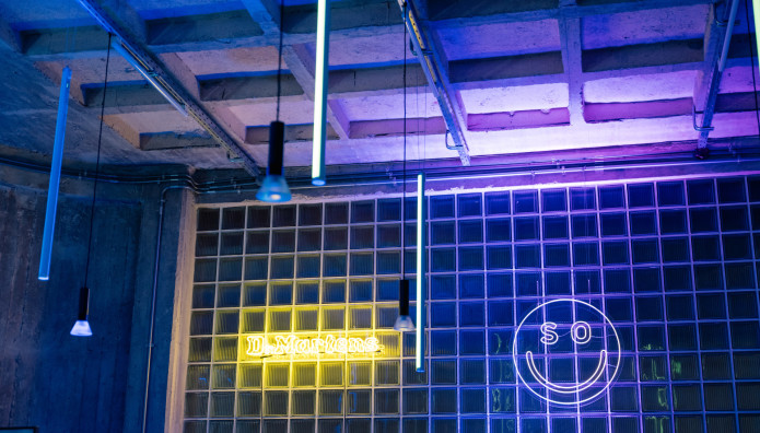 H Dr. Martens Παρτάρει Δυνατά