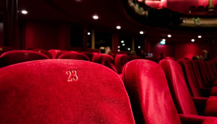 ΔΥΠΑ: Ποιοι δικαιούνται δωρεάν εισιτήρια για θέατρο και κινηματογράφο