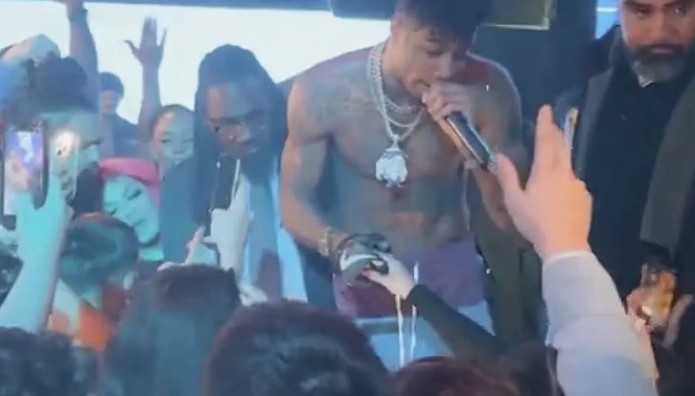 Ράπερ Ξυλοκόπησε Θαυμάστριας Που Του Πέταξε Παγάκια