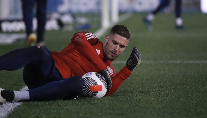 O Πασχαλάκης το έριξε… έξω!