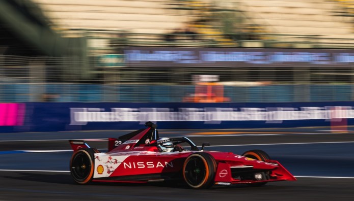 Η Nissan Formula E Team στο νυχτερινό αγώνα του Diriyah