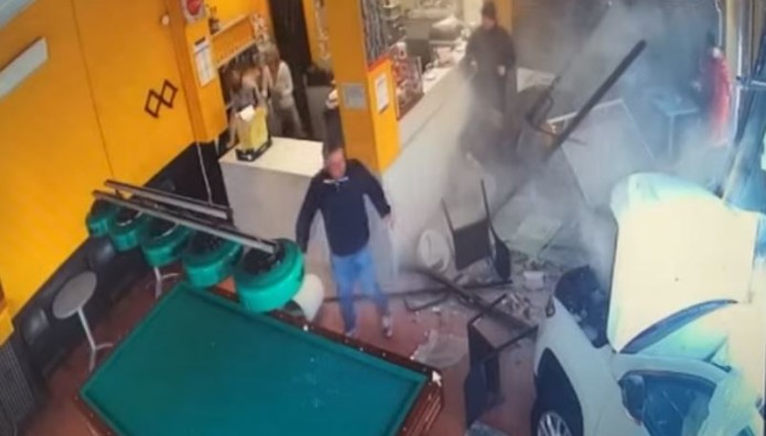 Βίντεο: Αμάξι Μπουκάρει Με Ιλιγγιώδη Ταχύτητα Σε Καφετέρια