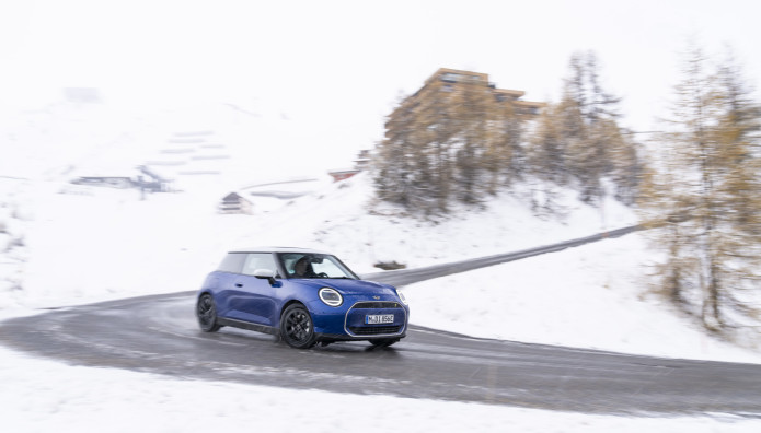 Δοκίμασαν το νέο ηλεκτρικό MINI Cooper SE σε πολικές θερμοκρασίες