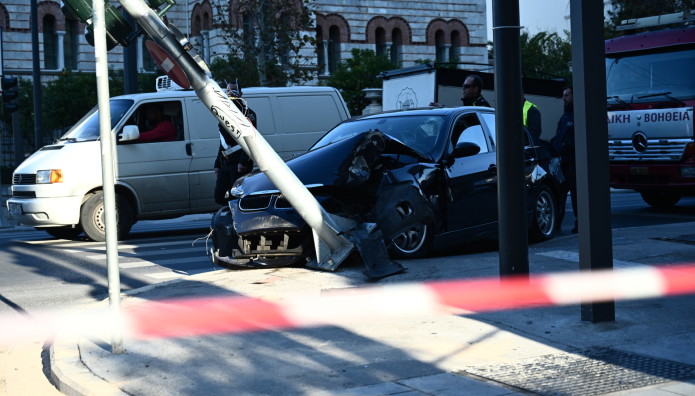 Τροχαίο στην Πανεπιστημίου: Αυτοκίνητο έπεσε πάνω σε φανάρι