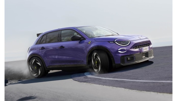 Η Abarth αποκαλύπτει το 600e των 240 ίππων