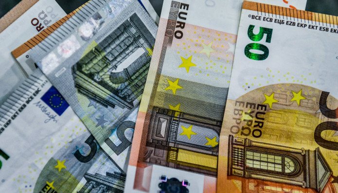 ΟΠΕΚΑ: Eπίδομα Έως 900 ευρώ - Ποιοι Είναι Οι Δικαιούχοι